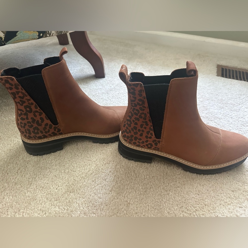 TOMS WATER RESISTANT Leather BOOT Women's size 9.5